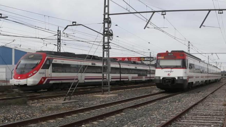 Averías constantes Un tren estropeado se mantiene al menos tres horas en una vía de Alzira