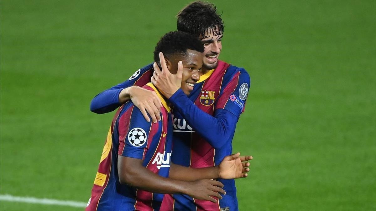 Ansu Fati y Trincao celebran el segundo gol del Barca ante el Ferencvaros