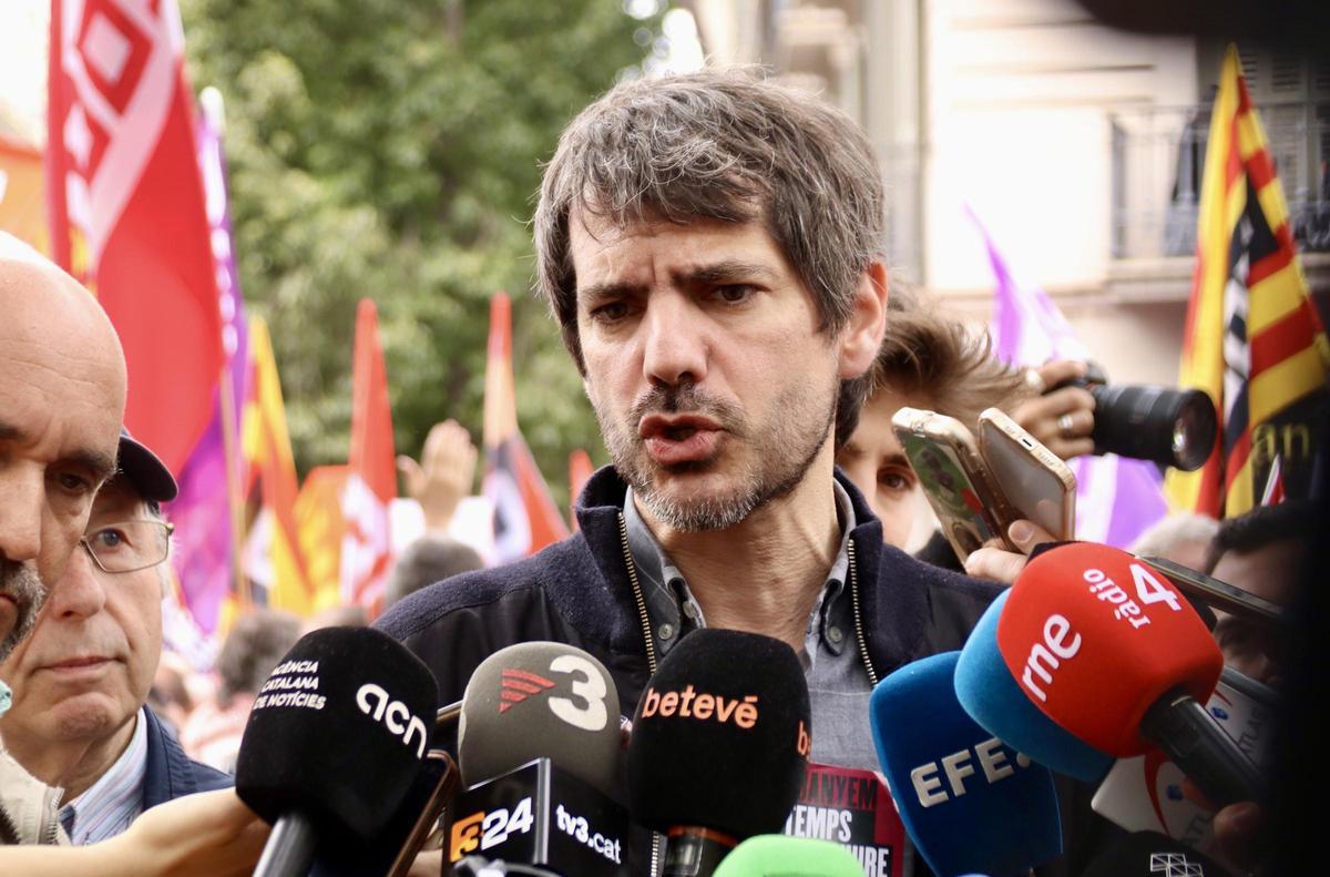 El ministro de Cultura, Ernest Urtasun, en la manifestación del 1 de mayo en Barcelona. El ministro de Cultura, Ernest Urtasun, en la manifestación del 1 de mayo en Barcelona.