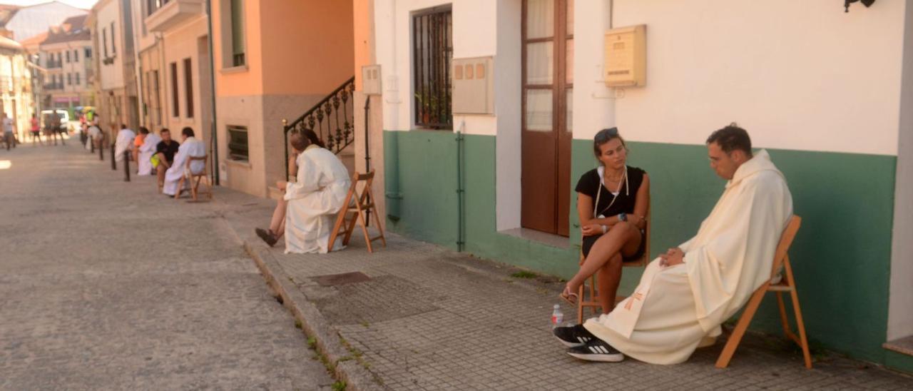 Sacerdotes confesando en la calle Valle-Inclán de Vilanova a los jóvenes que acuden a la Peregrinación Europea.