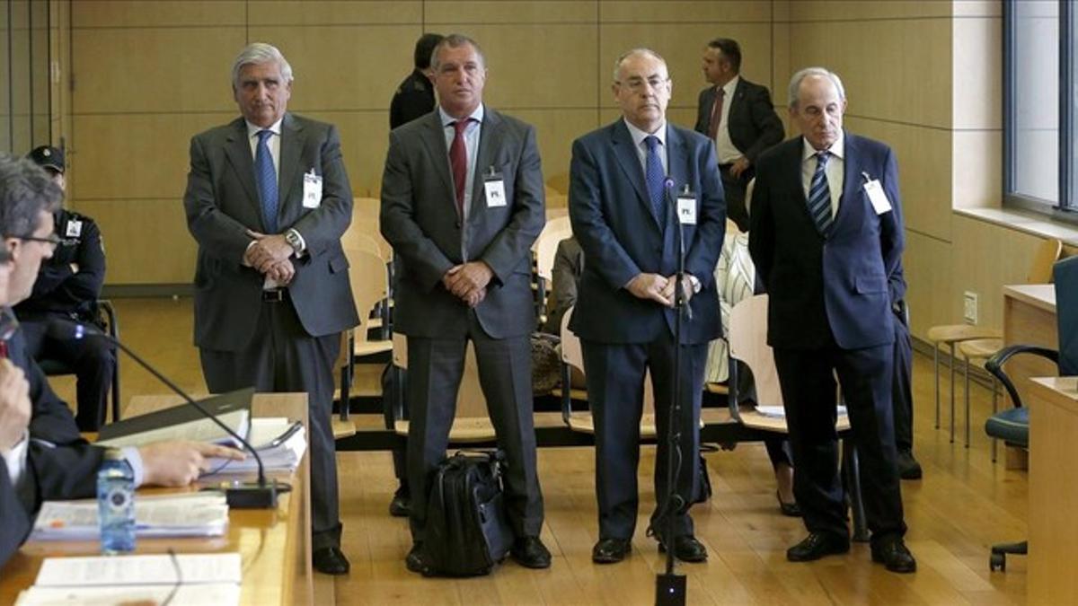 Los exdirectivos de Caixa Penedès Ricard Pagès, Joan Caellas, Manuel Troyano y Santiago Abella, en la Audiencia Nacional.