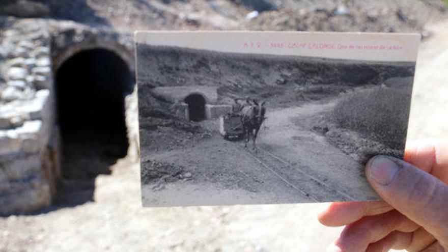 fotografia antiga on es pot veure el treball a la mina &#039;Vicenta&#039; de Calonge de Segarra. Al fons, la mateixa mina en l&#039;actualitat