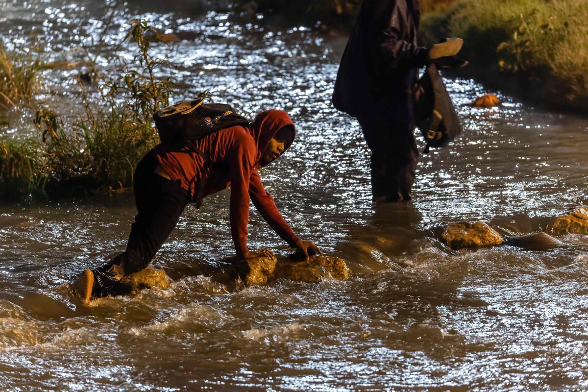 Un aluvión de inmigrantes cruzan Río Grande de Ciudad Juárez (México) a El Paso (Texas) ante un posible cambio en la política migratoria