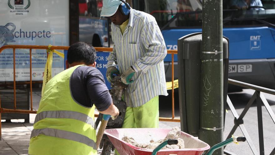 Trabajadores extranjeros en una obra.