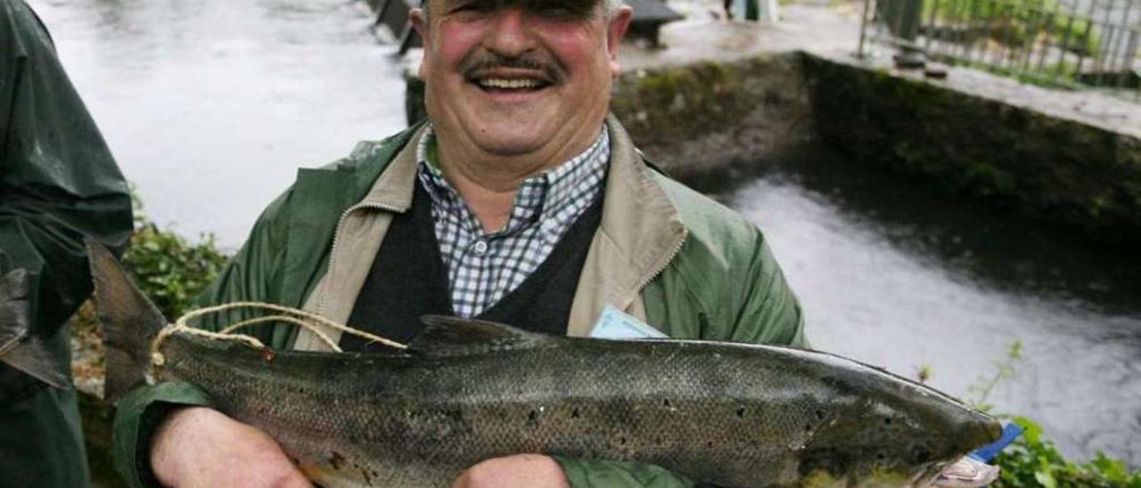 Manuel Órrea Moure pescó el salmón de mayor peso de la temporada. // Bernabé/Luismy