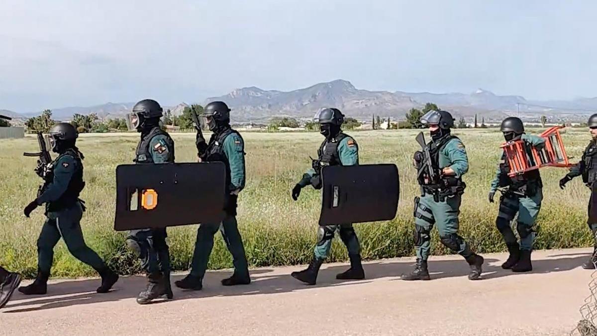Un grupo de guardias civiles se dirigen al asalto de un chalé de narcos en Aspe (Alicante) el 27 de julio.