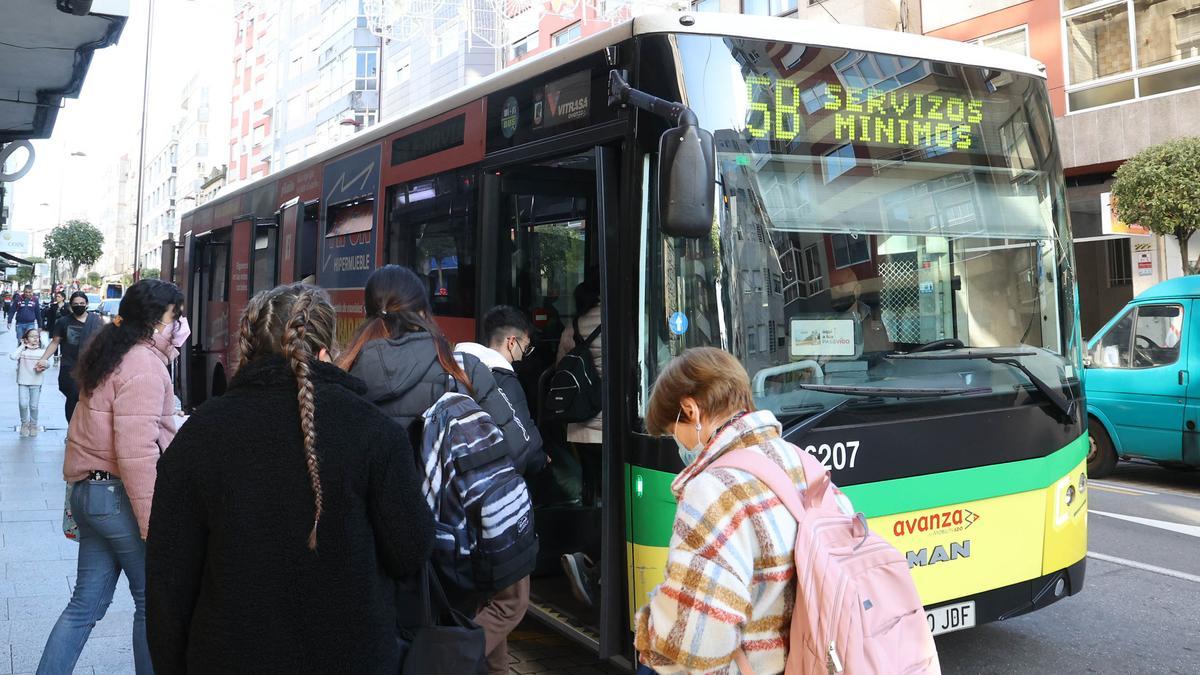 Un autobús recoge pasajeros en Vigo.