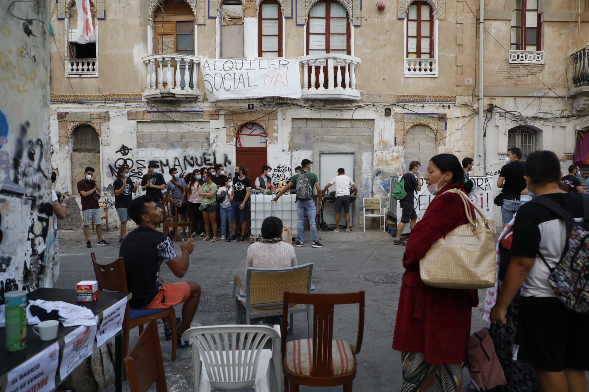 Retrasan 10 días el desahucio de los vecinos de la Creu Coberta