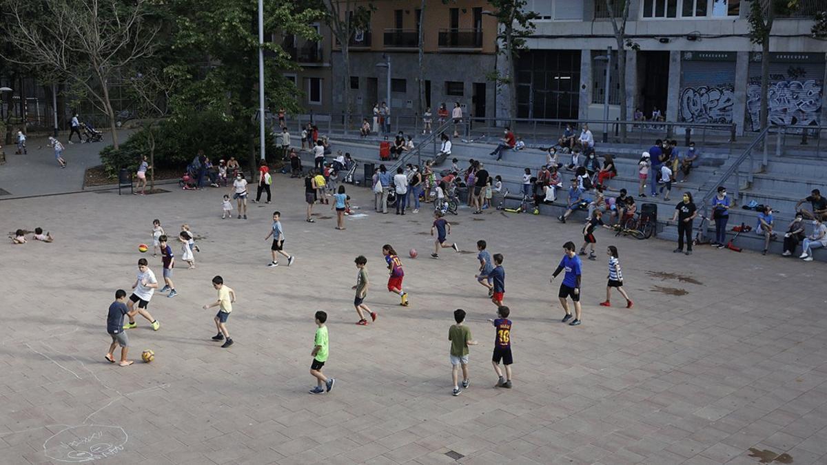 Un grupo de niños juegan al fútbol en el patio del centro cívico La Sedeta, el pasado 17 de junio