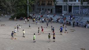 Un grupo de niños juegan al fútbol en el patio del centro cívico La Sedeta, el pasado 17 de junio.