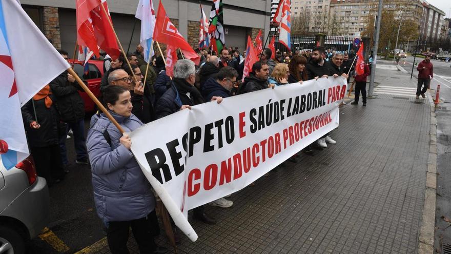 Protesta de trabajadores ante la Dirección Xeral de Mobilidade, este viernes. |  Carlos Pardellas
