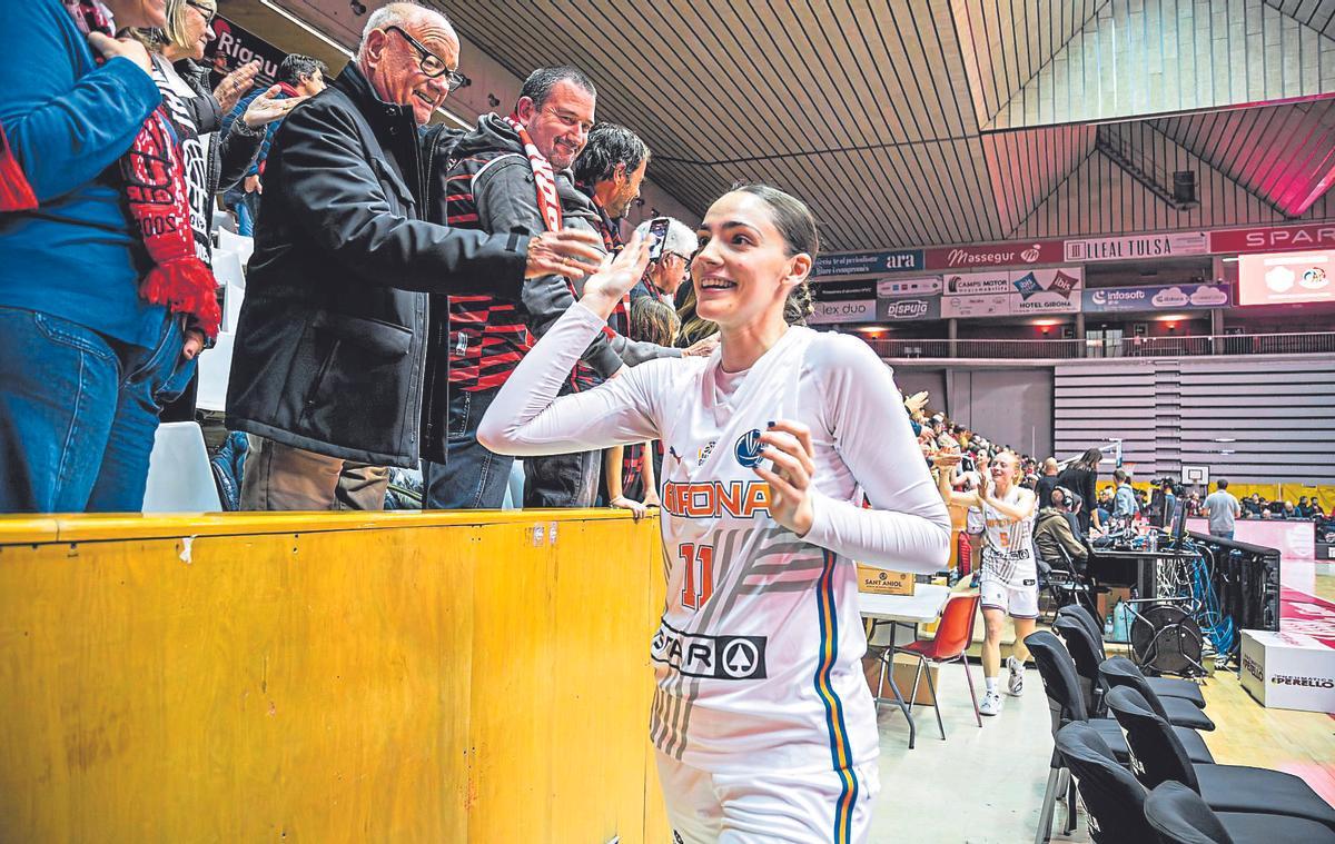 Carolina Guerrero saludant l'afició de Fontajau després d’una victòria.