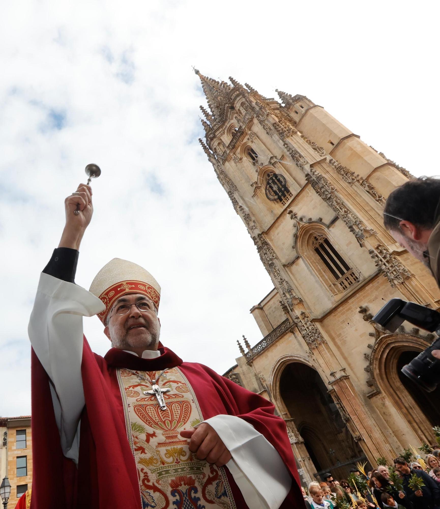 Procesión y bendición de las palmas en la Catedral.