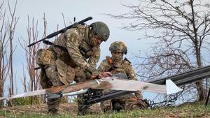 En esta imagen, tomada de un video y proporcionada por el Servicio de Prensa del Ministerio de Defensa de Rusia el jueves 6 de noviembre de 2025, soldados rusos preparan un dron para el reconocimiento de posiciones ucranianas en un lugar no revelado de Ucrania.