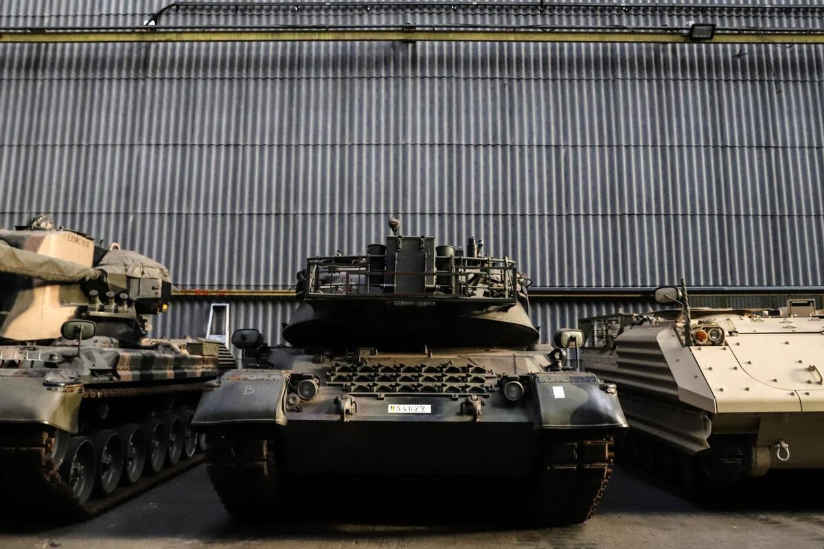 Líneas de tanques Leopard 1 de fabricación alemana en un hangar de OIP Land Systems SA en Tournai, Bélgica