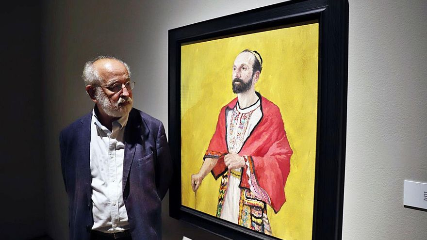 Quintero, junto a uno de los retratos de su muestra.