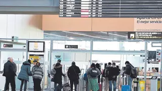 Desarticulada una organización que utilizaba "mulas" para transportar drogas del aeropuerto de Santiago a Canarias