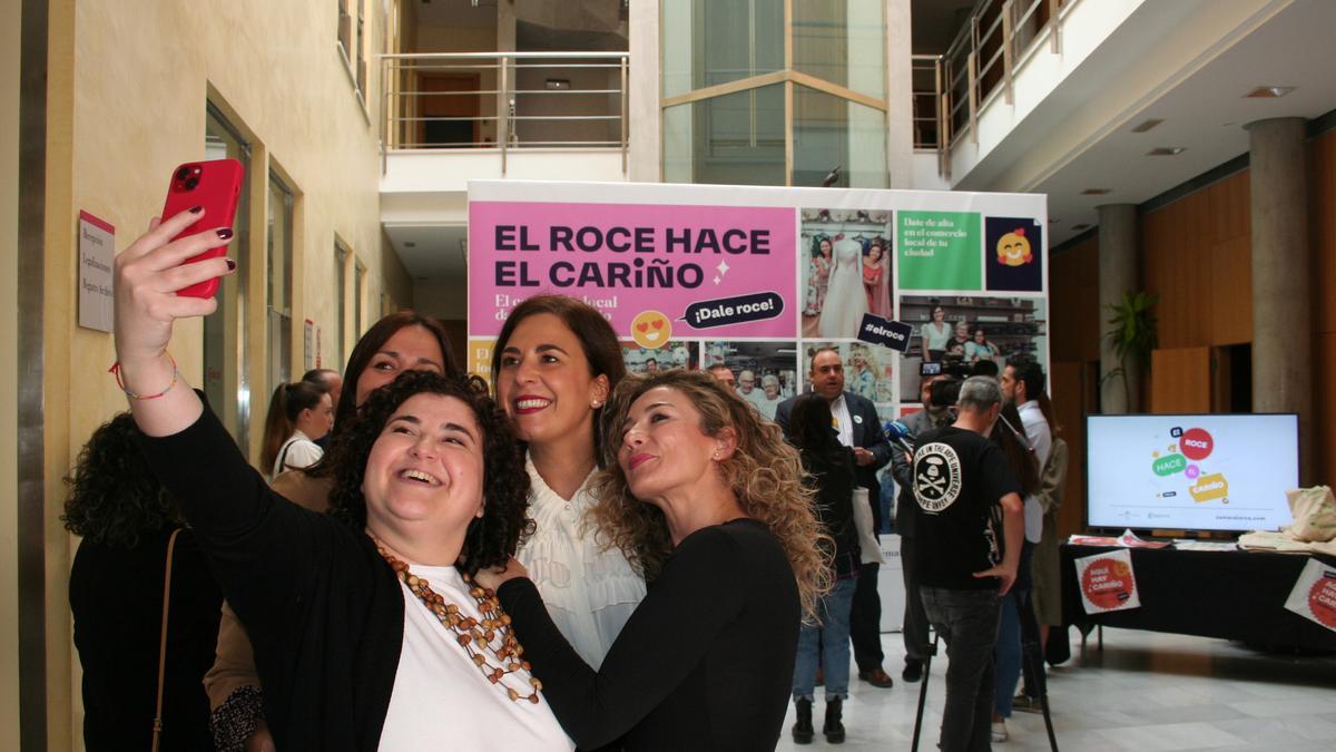 Verónica Martínez, Rosana García, Esmeralda Díaz y Ana Isabel Sánchez, se hacen un selfie durante la presentación de la campaña.