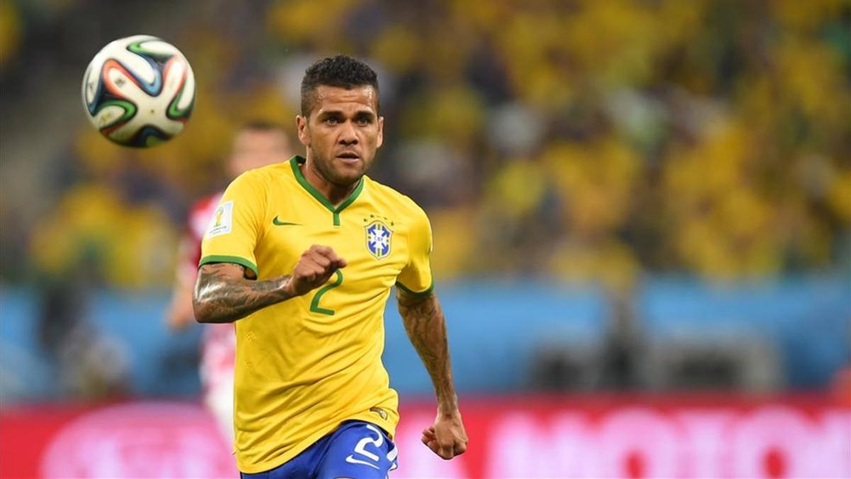 Alves visita a Brasil previo al duelo frente a Serbia