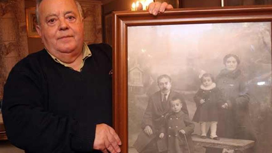 Estévez Piña sostiene una fotografía de su abuelo, Ulpiano Benito Piña, su abuela, Dolores Piña, su madre Lolita y su tío Isidro.