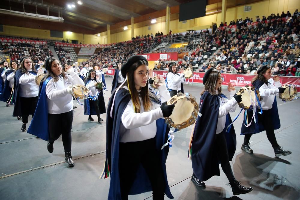 El pabellón de As Travesas acoge el certamen de rondallas, en el que participaron cinco formaciones de música locales.