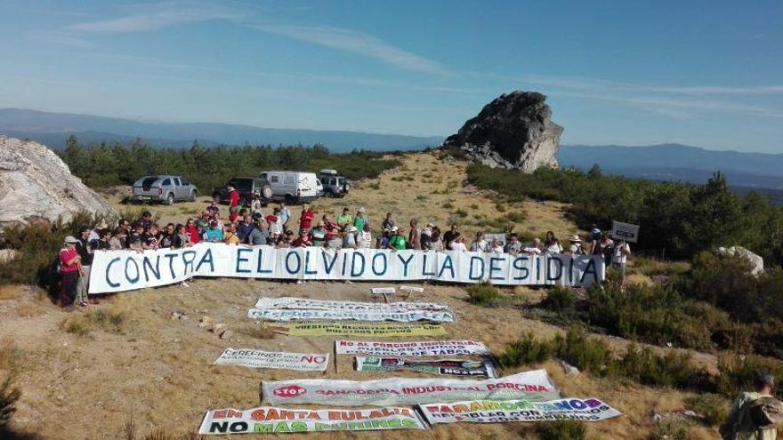 Exposición de pancartas en el alto de Peña Mira