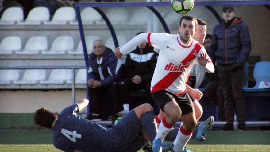 Un lance del Silleda-Cordeiro, que empataron a un gol, ayer, en Outeiriño. // Bernabé/Luismy