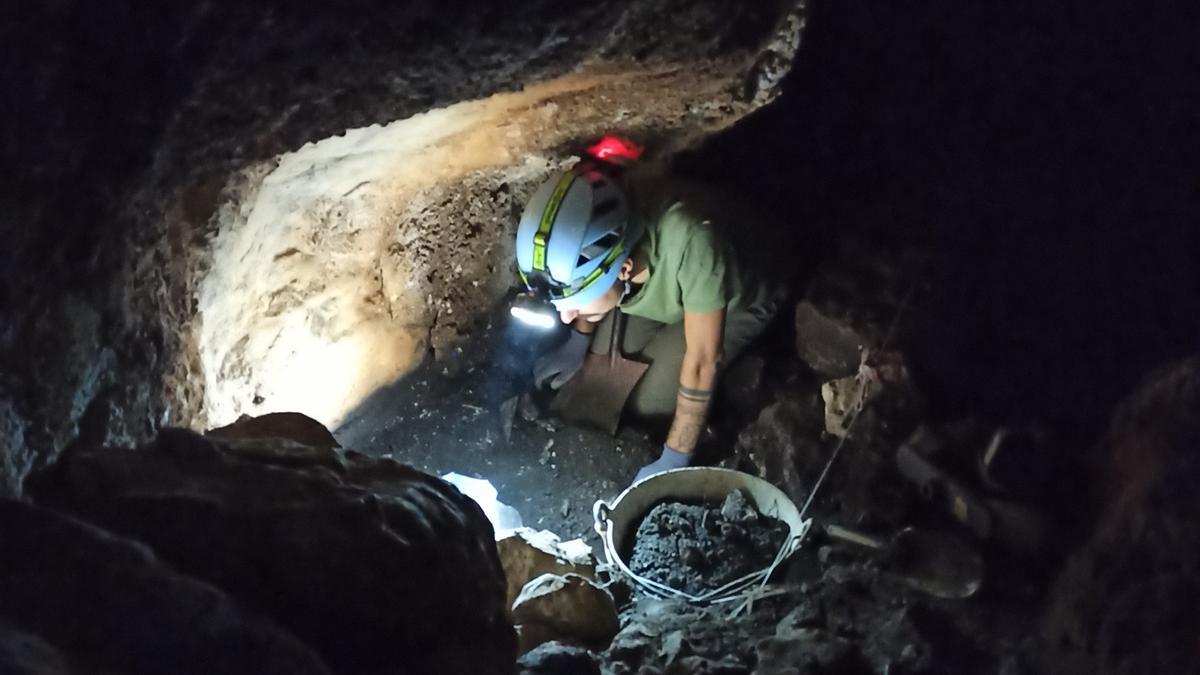 Un arqueólogo investiga un ritual funerario en la cueva de Atzeneta del Maestrat.