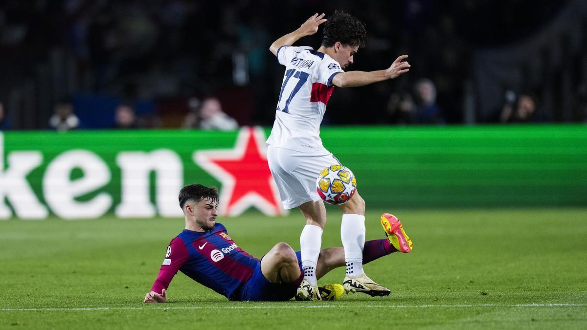 Pedri junto a Vitinha en un lance de un partido entre el FC Barcelona y el PSG