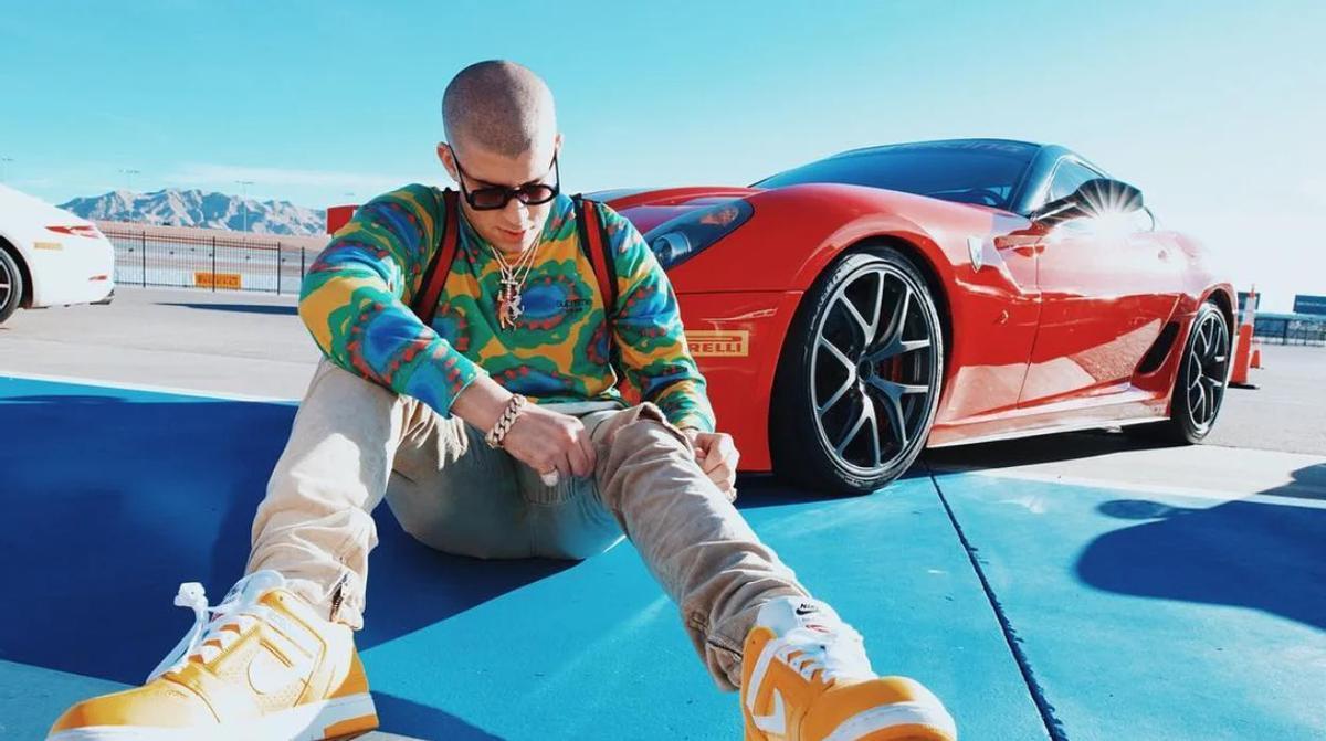 Bad Bunny en Las Vegas Motor con su Ferrari Testarossa
