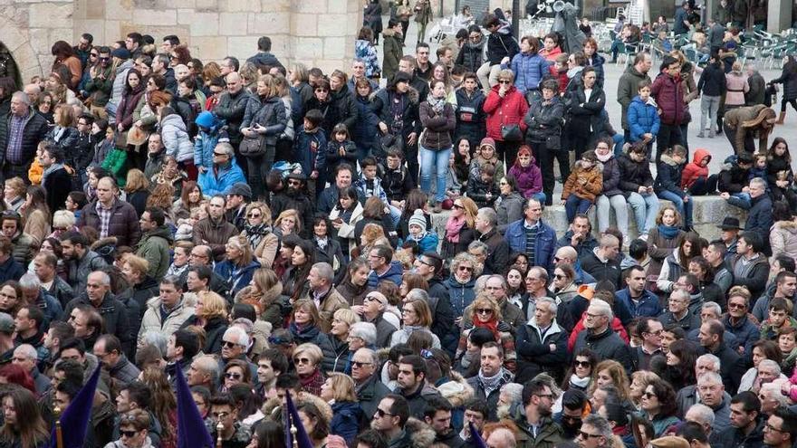 Cientos de zamoranos y de turistas, junto a la Plaza Mayor a la espera de ver una de las procesiones.