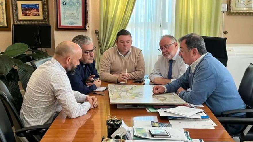 El alcalde de Alhaurín de la Torre, Joaquín Villanova, en la reunión que tuvo en la Empresa Municipal de Aguas Aqualauro.