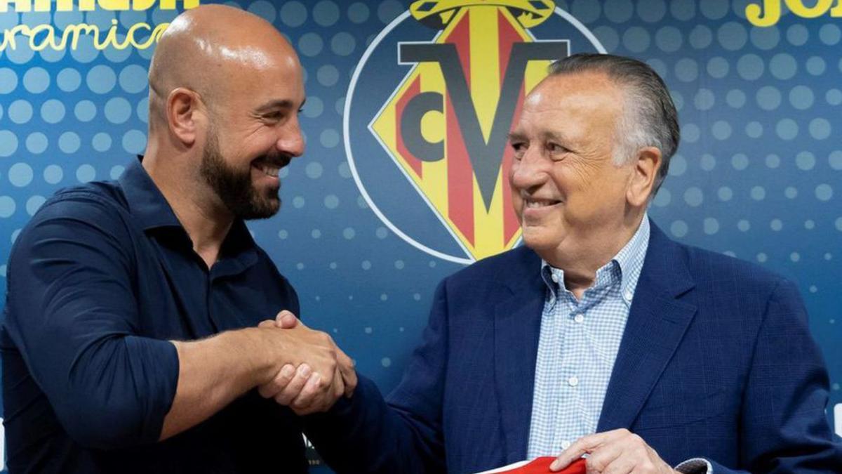 Reina y Fernando Roig en la presentación del portero. | VILLARREAL CF