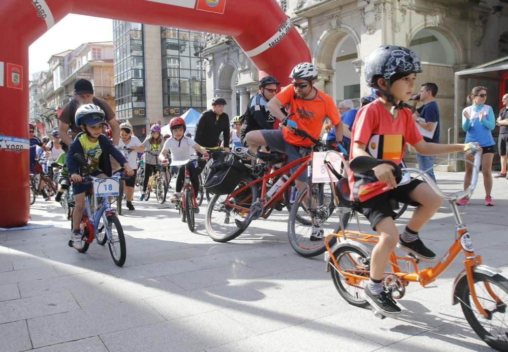 Decenas de aficionados al pedal asistieron a la primera marcha Decabike por el centro de Vigo