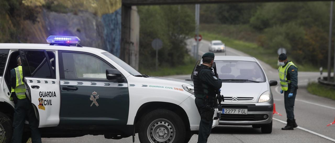 Agentes de la Guardia Civil en un control en las inmediaciones de Salinas.