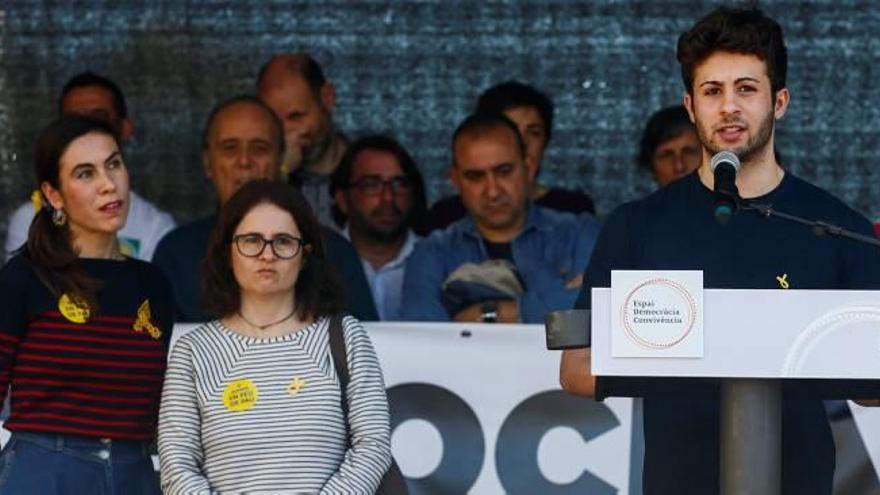 Oriol Sànchez, fill de Jordi Sànchez, llegint unes paraules del seu pare al final de la manifestació d&#039;ahir en presència de la seva mare i la parella de Cuixart.