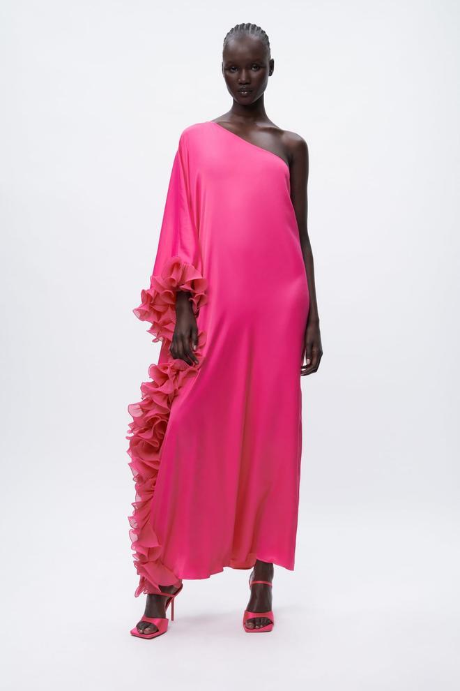 Vestido rosa fucsia largo asimétrico y detalle de volantes de Zara