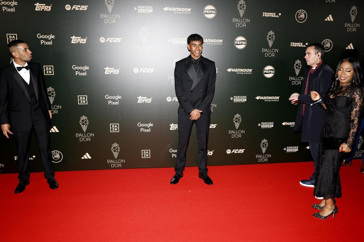 Lamine Yamal llega con su familia a la 68 edición de la Gala Balón de Oro en el Theatre du Chatelet en Paris. Lamine Yamal llega con su familia a la 68 edición de la Gala Balón de Oro en el Theatre du Chatelet en Paris.