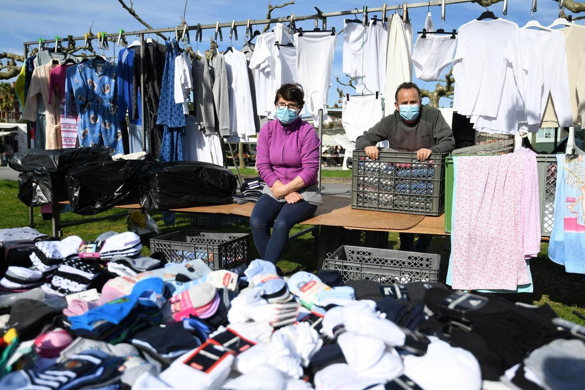 Maciel Dacosta y María Teresa trabajan en el mercadillo desde 2004