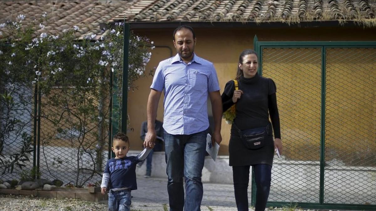 Hasan Zaheda,de 31 años,  su esposa Nur Essa y su hijo Riad en Roma.