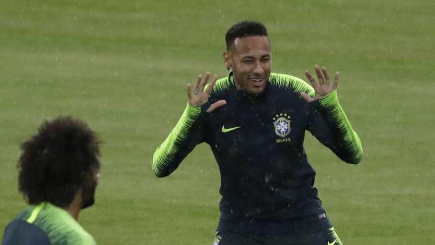 Neymar, durante el entrenamiento de ayer de la selección brasileña.