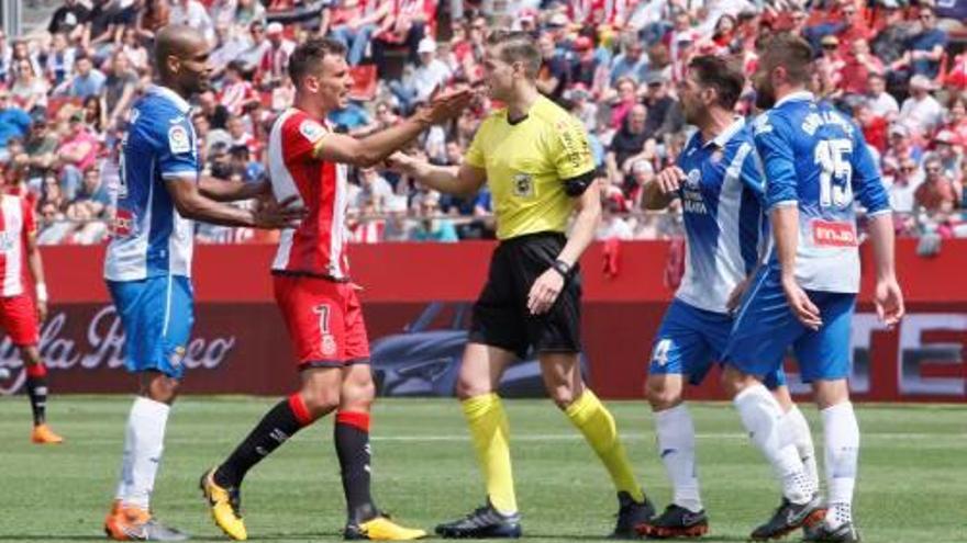 Stuani discuteix amb David López i Víctor Sánchez (Espanyol).