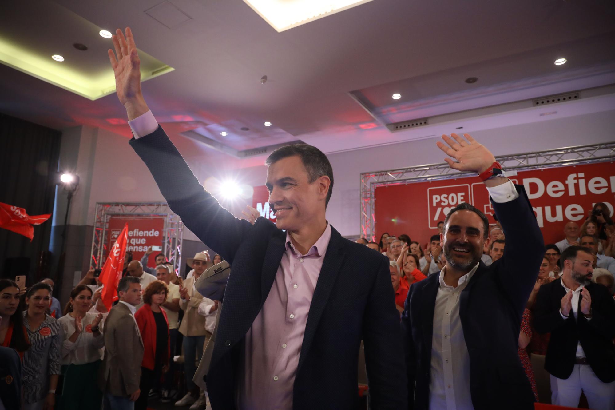 Pedro Sánchez celebra con Dani Pérez el 'cumpleaños' del PSOE en Málaga