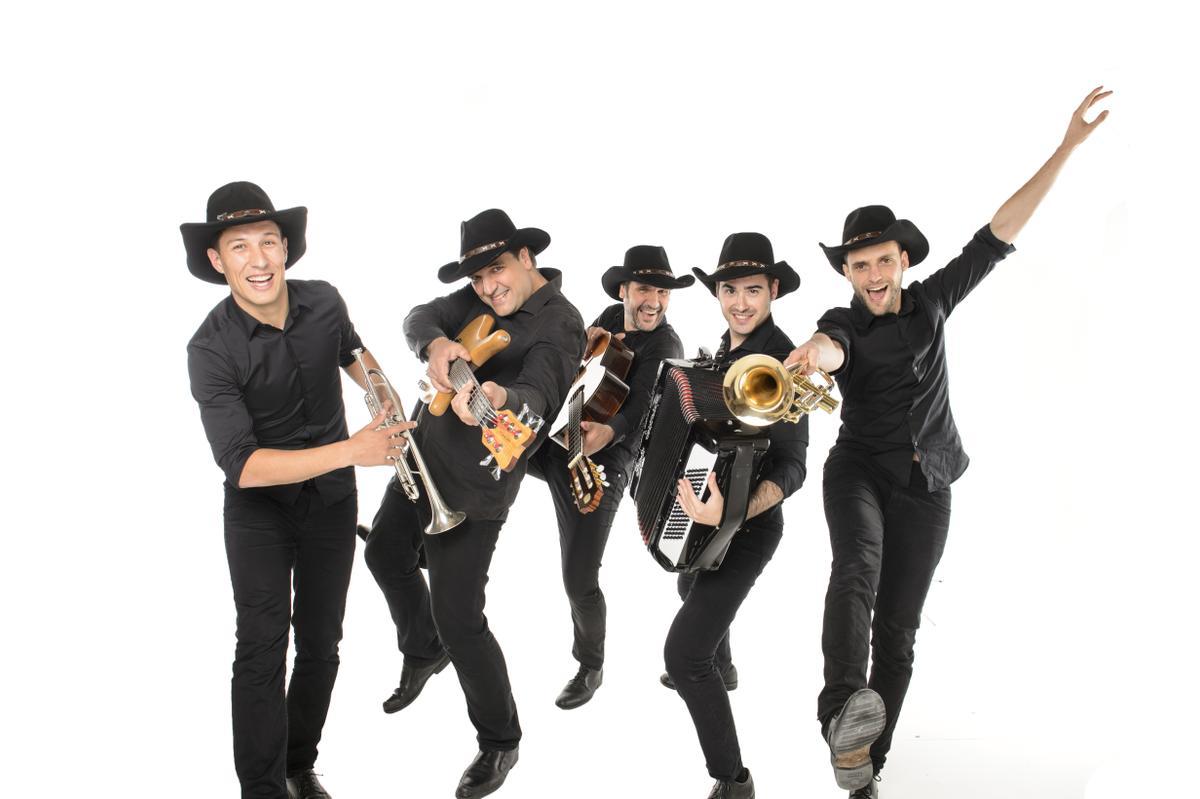 La banda, en su formación actual. Jorge García posa con la guitarra en el centro de la foto.