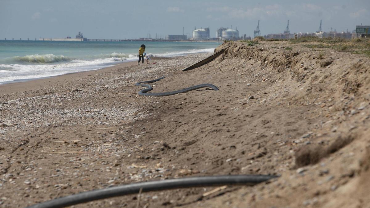 Tuberías de los lavapiés al descubierto en la playa Malvarrosa de Corinto.