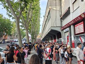 Una tarde en el caos de las colas para la final del Rayo en Vallecas: solo tres taquillas, horas y horas al sol... y centenares de aficionados que se quedaron sin entrada