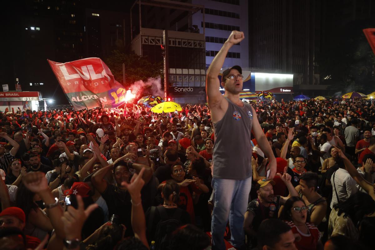 AME9781. SAO PAULO (BRASIL), 30/10/2022.- Simpatizantes de Luiz Inácio Lula da Silva celebran mientras se realiza el conteo inicial de la segunda ronda de las elecciones presidenciales, hoy, en la Avenida Paulista de Sao Paulo (Brasil). El exmandatario Luiz Inácio Lula da Silva ganó este domingo la segunda vuelta de las elecciones presidenciales en Brasil con un 50,83 % frente al 49,17 % que obtuvo el actual gobernante, Jair Bolsonaro, con el 98,81 % de las urnas escrutadas. EFE/ Fernando Bizerra