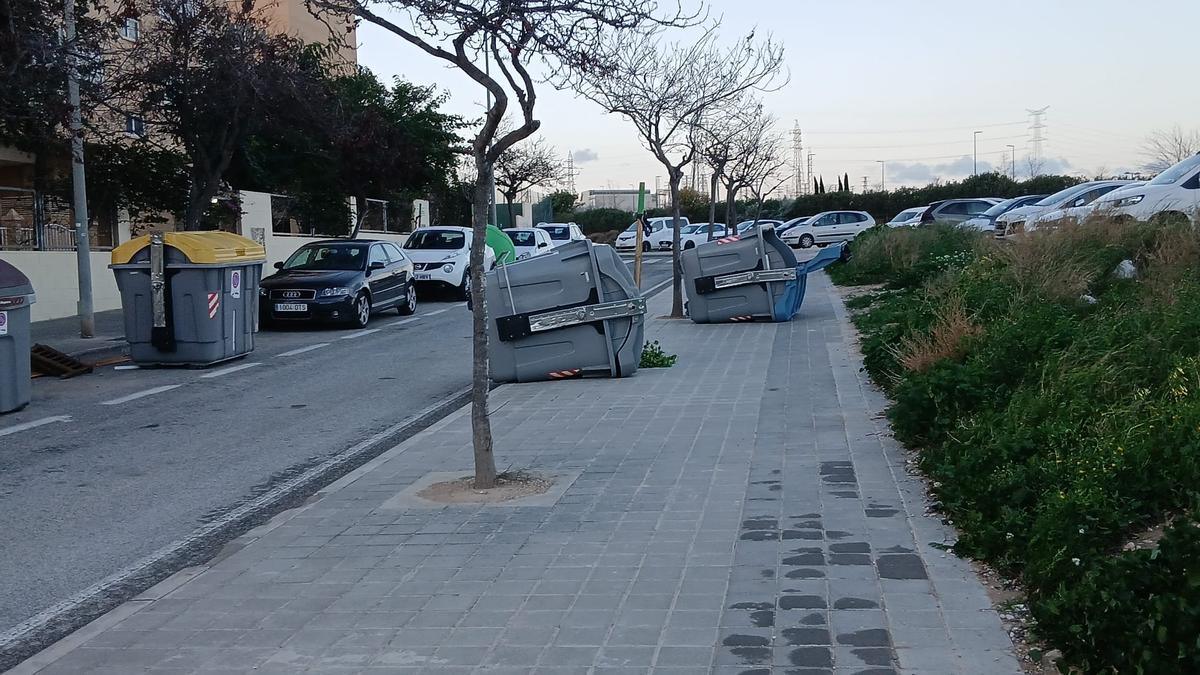 Contenedores tumbados por el viento en Alicante.
