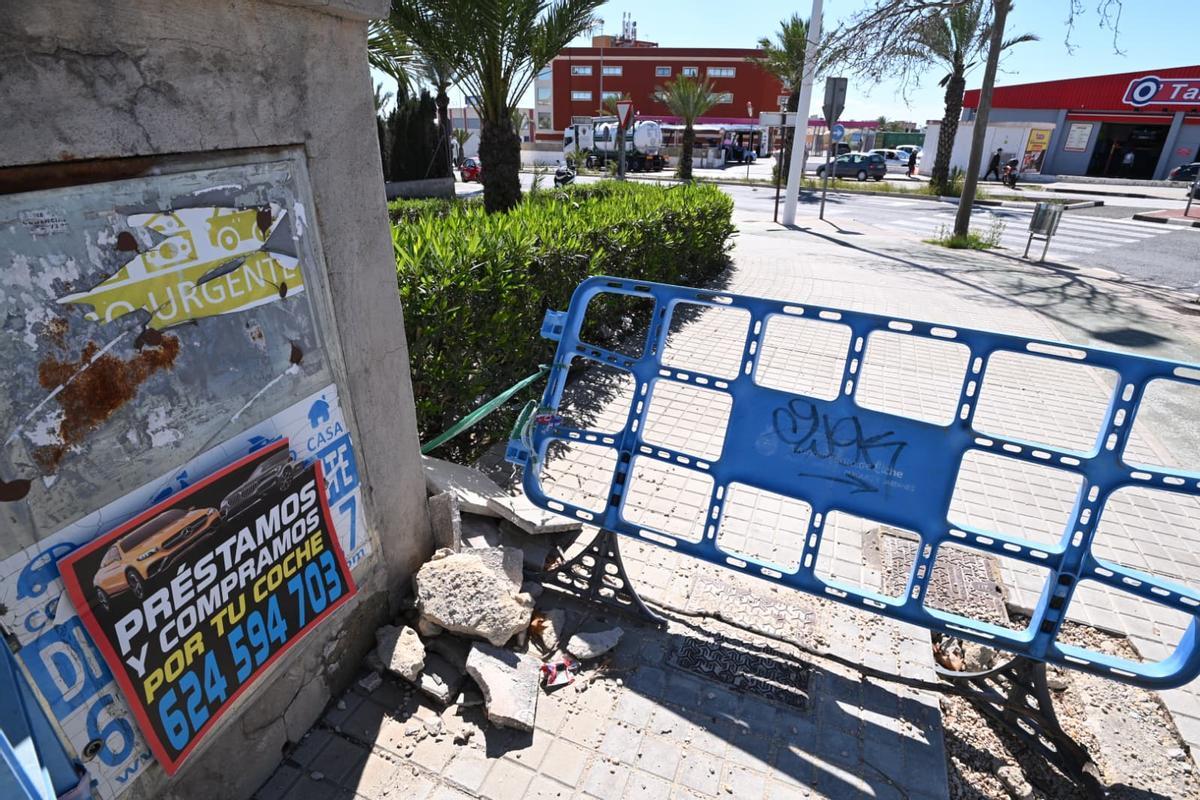 Una acera en mal estado en el polígono de Carrús