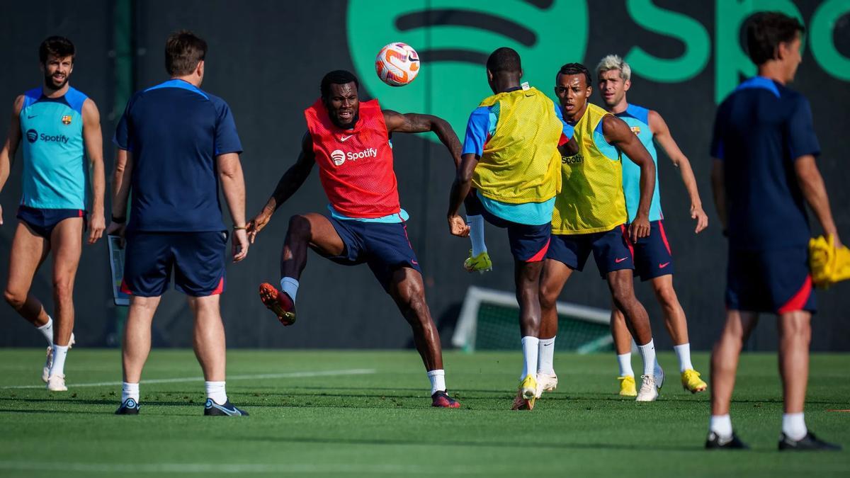 Franck Kessié, en el centro de un rondo.